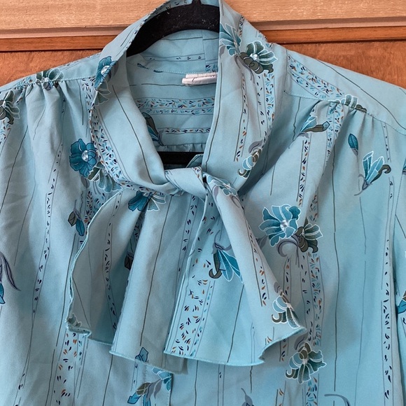 Vintage Neck Bow Blouse - Picture 4 of 10